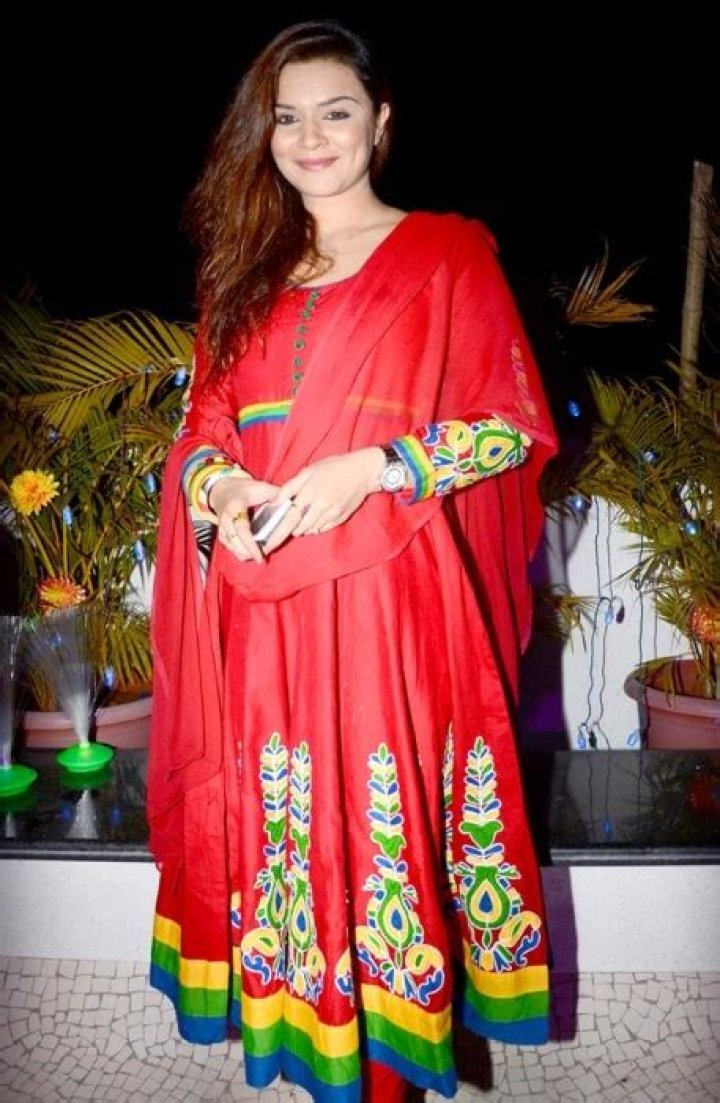 Aashka Goradia Height, Weight, Net Worth, Age, Birthday, Wikipedia, Who, Instagram, Biography