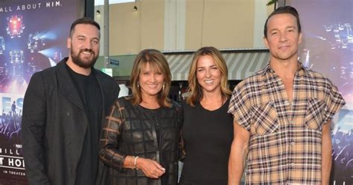 Carl Lentz Wiki, Wife, Net Worth, Age, Books, Religion, Height, Tattoo, Family, Pastor, Church & Bio