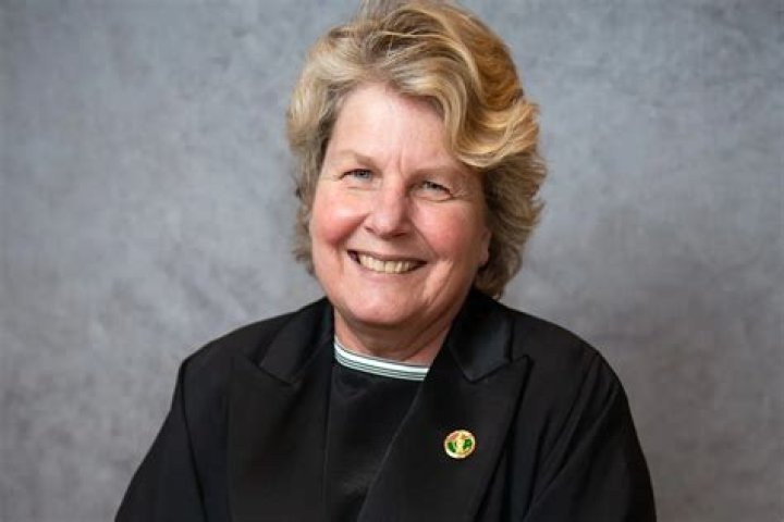 
Former ‘Great British Baking Show’ Host Sandi Toksvig Cancels New Zealand Tour Due to Illness 