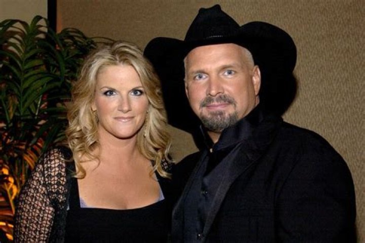 Garth Brooks Bio, Age, Family, Mom, First Wife, Kids, Songs, and Net Worth.