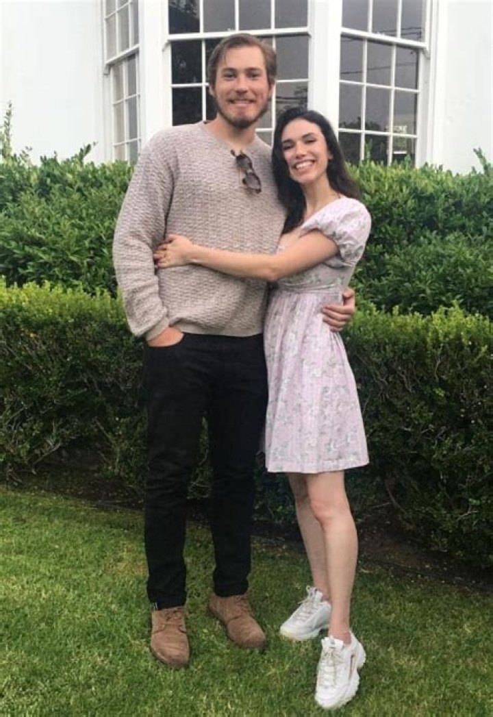 Grace Fulton: Boyfriend, net worth, tattoos, smoking & body measurements
