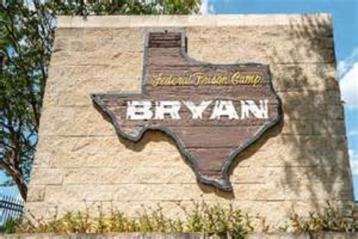 
How Much Does Ghislaine Maxwell Worth? Here Is All About Her Career Earnings And Income 2022 