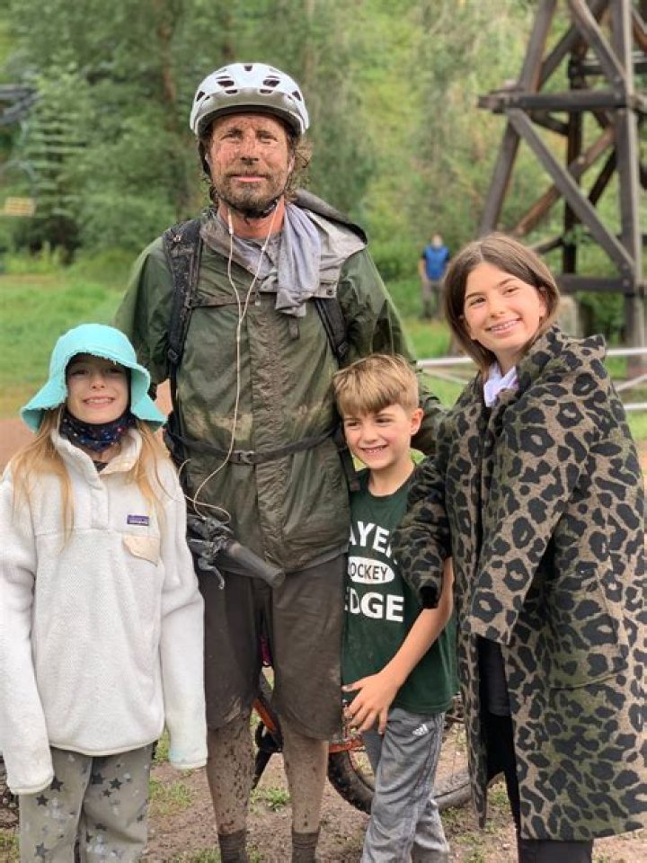 
Is Dierks Bentley Gay? Age, Height, Net Worth 
