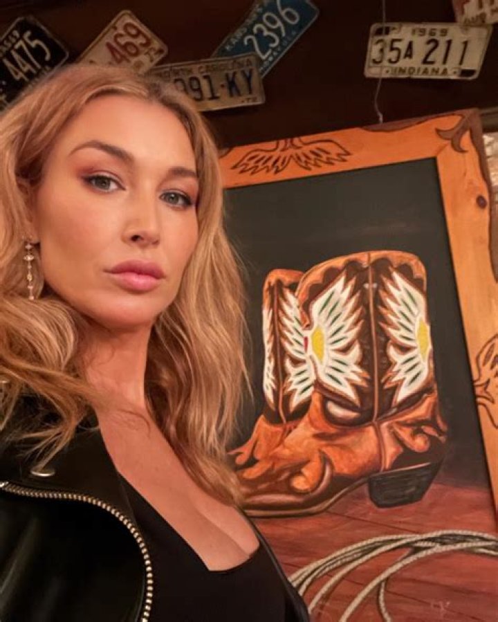 Marielle Hadid Height, Weight, Net Worth, Age, Birthday, Wikipedia, Who, Instagram, Biography