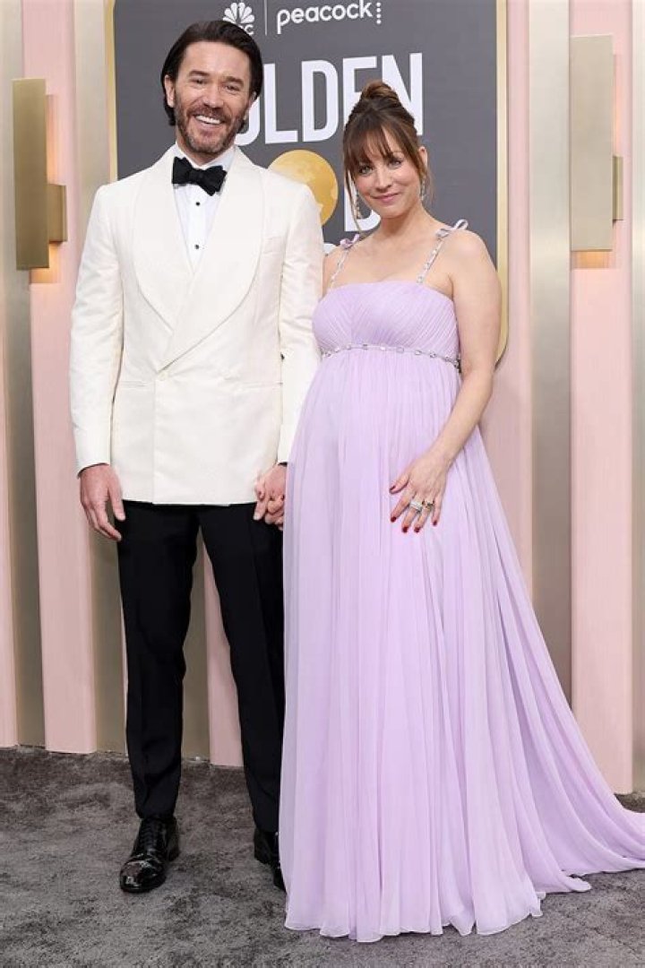 
Pregnant Kaley Cuoco Shows Off Baby Bump, Kisses Tom Pelphrey on Golden Globes 2023 Red Carpet 