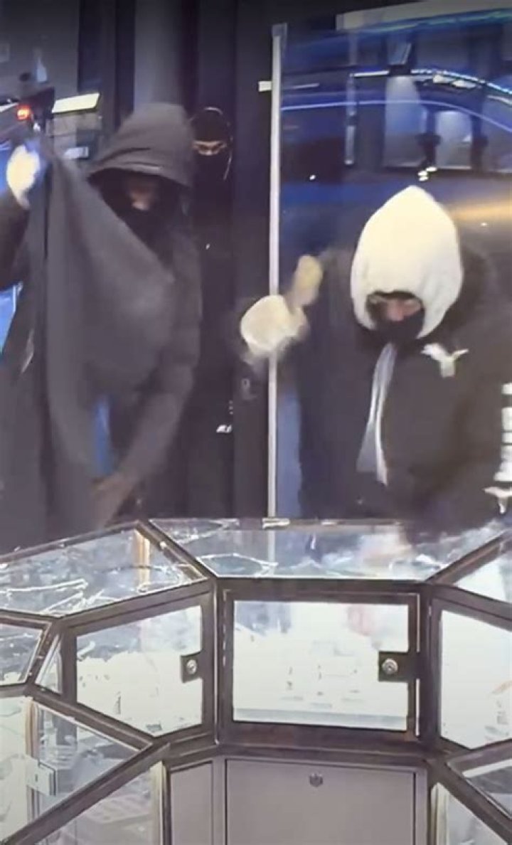 
WATCH: Video shows $2M smash-and-grab robbery at New York’s Facets Jewelry 