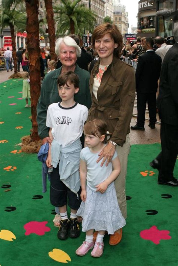 
Who Is Fiona Bruce Husband | Daughter Mia Sharrocks Family And Net Worth 