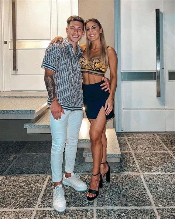
Who Is Lisandro Martinez’s Girlfriend? Meet Muri López Benítez On Instagram 