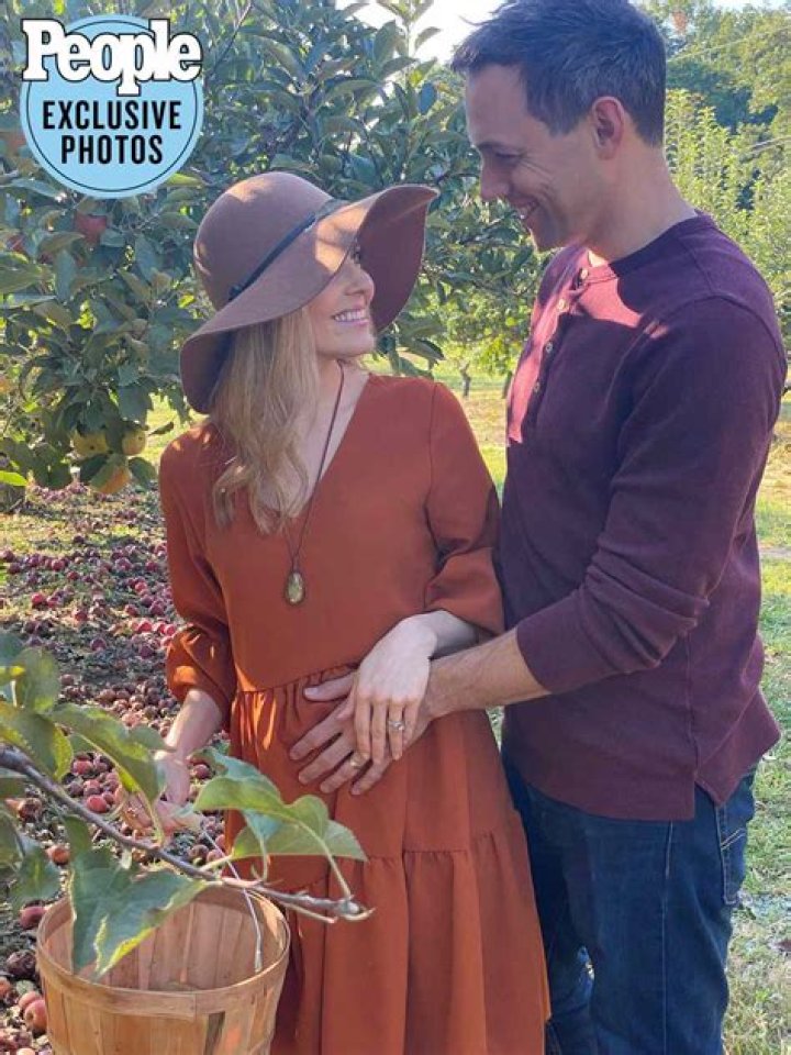 
Why Fans Think Jen Lilley Is Pregnant With Baby No. 4! 